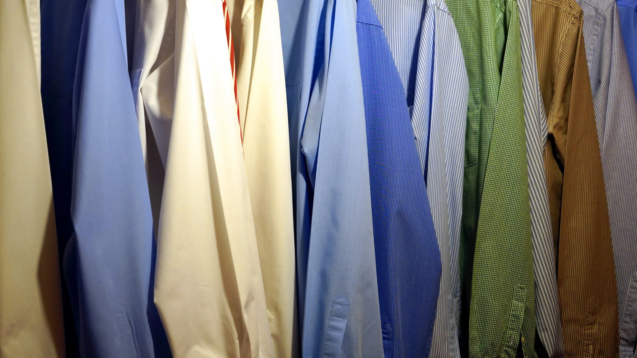 na zdjęciu znajdują się rękawy koszul w odcieniach żółci, błękitu oraz zieleni