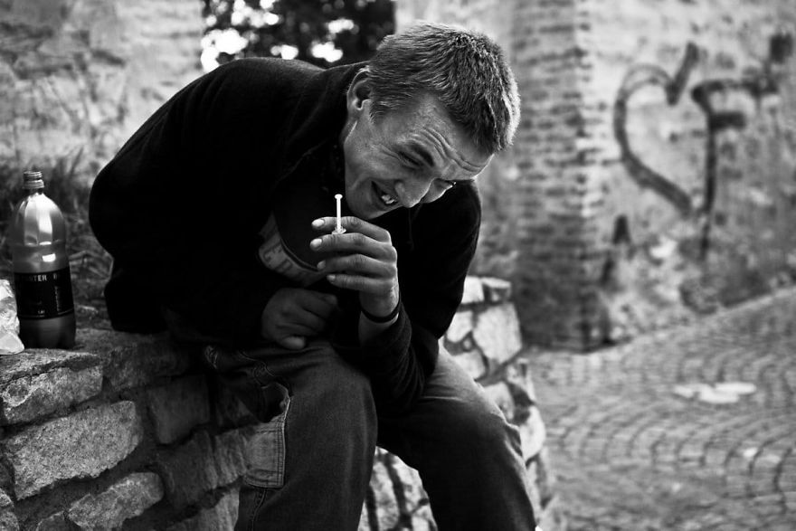 20 7 5bfbd998efb81 880 Fotograf spędził 8 miesięcy robiąc zdjęcia narkomanom na ulicach Pragi