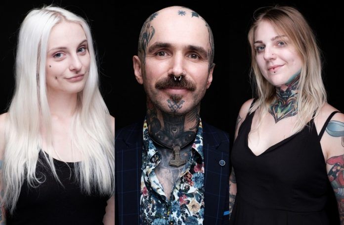 Trzy portrety osób z tatuażami na czarnym tle