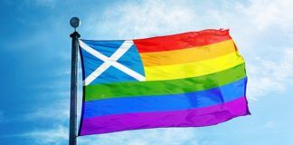 Flaga Szkocji połączona z tęczową flagą