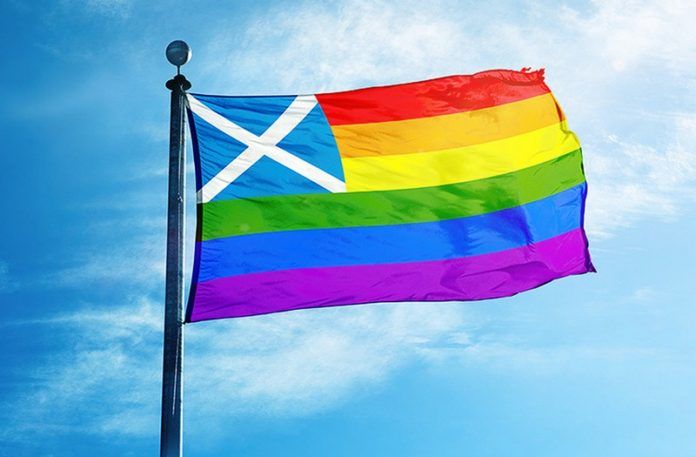 Flaga Szkocji połączona z tęczową flagą