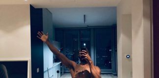 Czarnoskóry mężczyzna robiący selfie w lustrze