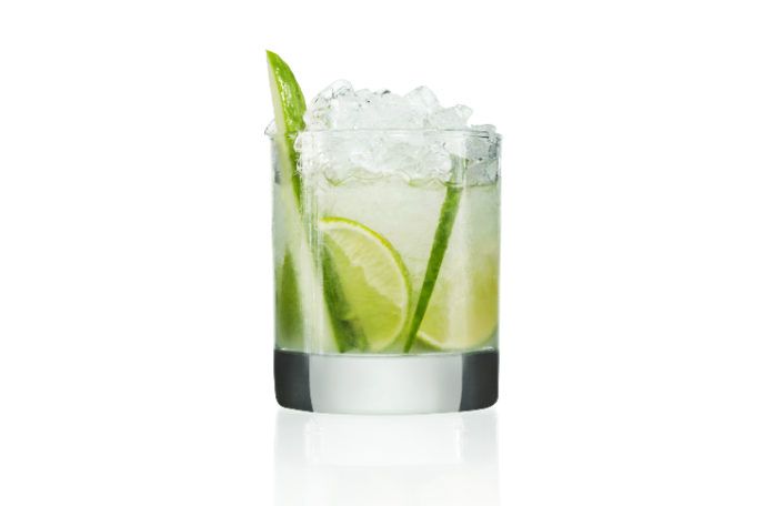 Zielony drink z lodem w szklance