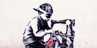 Mural przedstawiajacy dziecko z maszyną do szycia