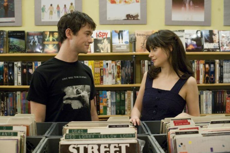 Dziewczyna i chłopak w sklepie z płytami