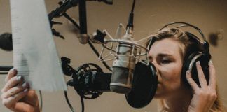 Dziewczyna nagrywająca w studio