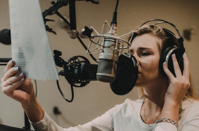 Dziewczyna nagrywająca w studio
