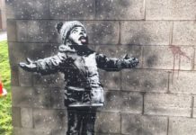 Mural Banksy'ego przedstawiający dziecko łapiące śnieg na język