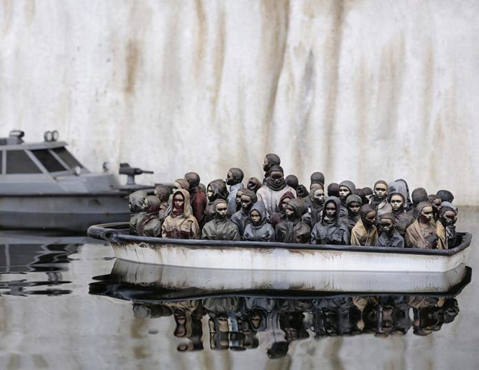 Rzeźba przedstawiająca łódź z uchodzćami