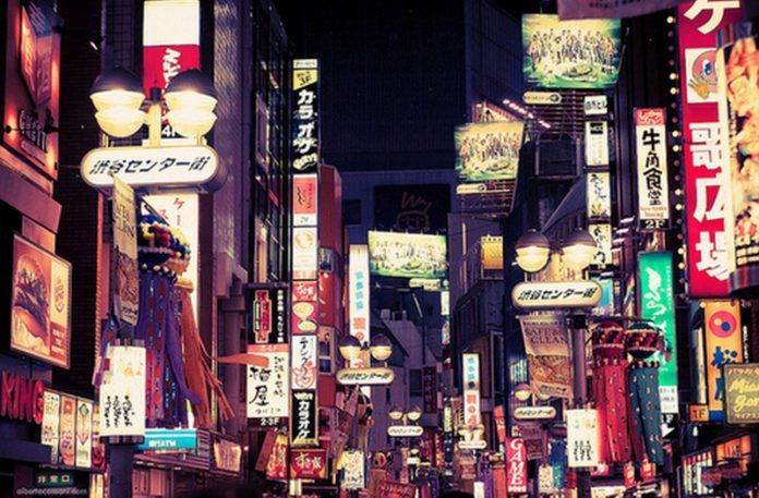 Japońskie miasto nocą