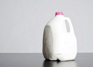Olbrzymia butla z mlekiem