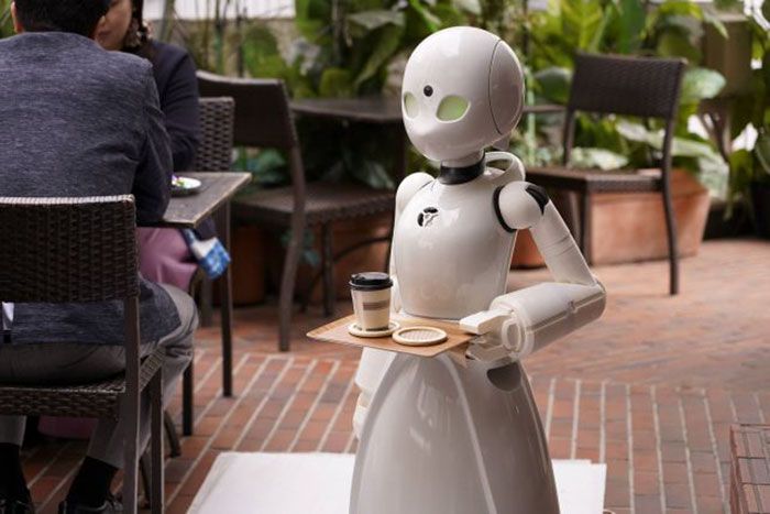 Robot z tacką na której stoi kawa