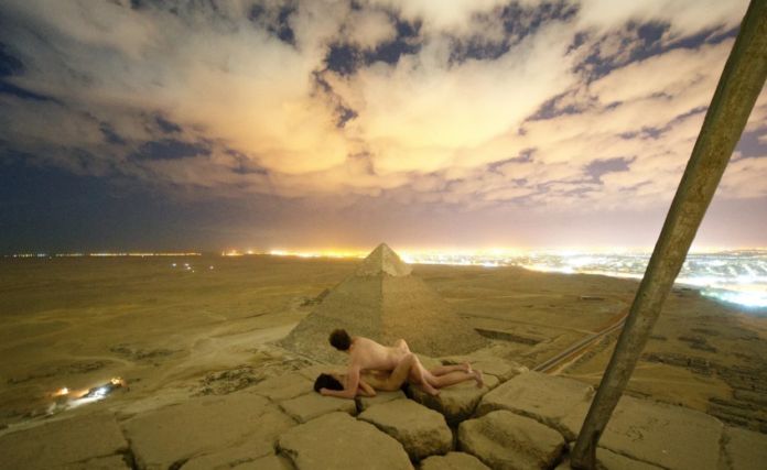Para uprawiająca seks na piramidzie