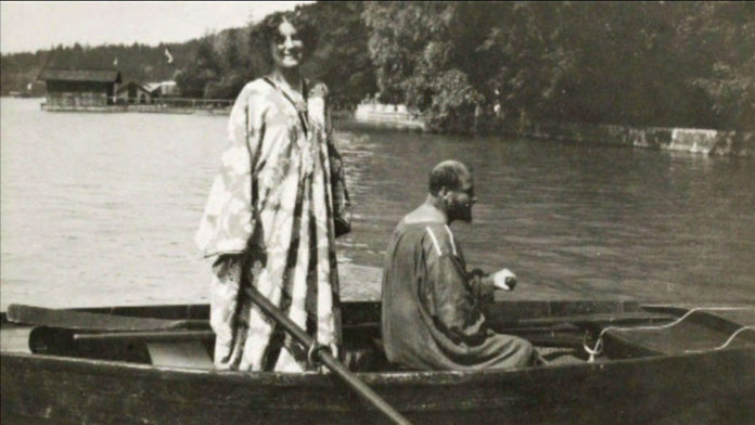 Mężczyzna i kobieta na łodzi