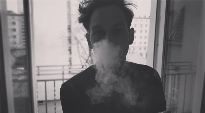 Mężczyzna wypuszczający dym z papierosa