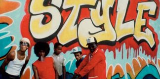 Czwórka czarnoskórych ludzi na tle graffiti