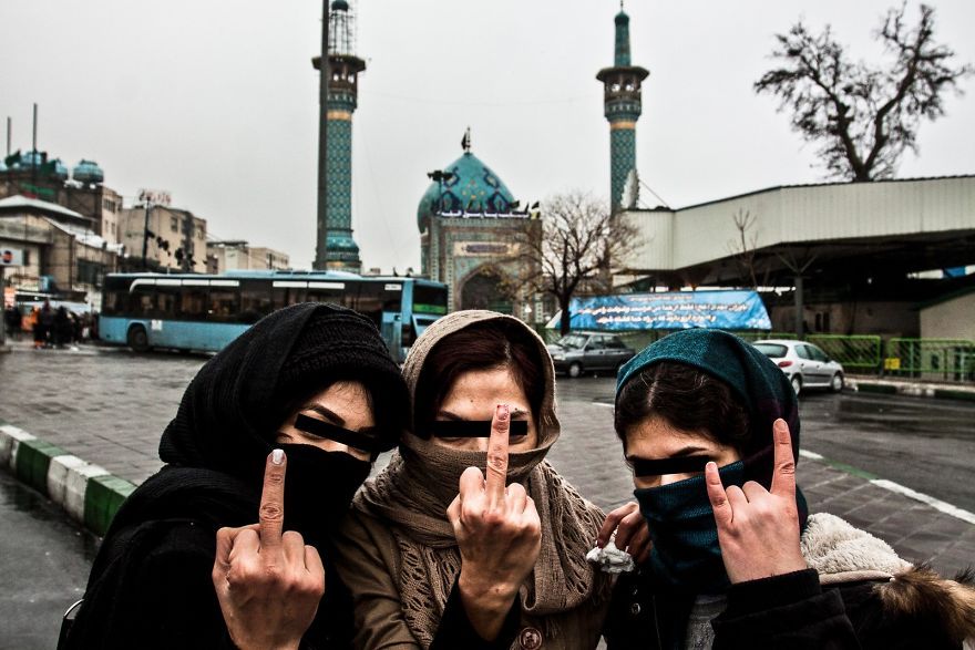 1a 3b 5c4990f5ef206 880 Jak żyć w kraju, w którym wszystko jest nielegalne? Fotograf uwiecznił „rewolucje młodych” w Iranie