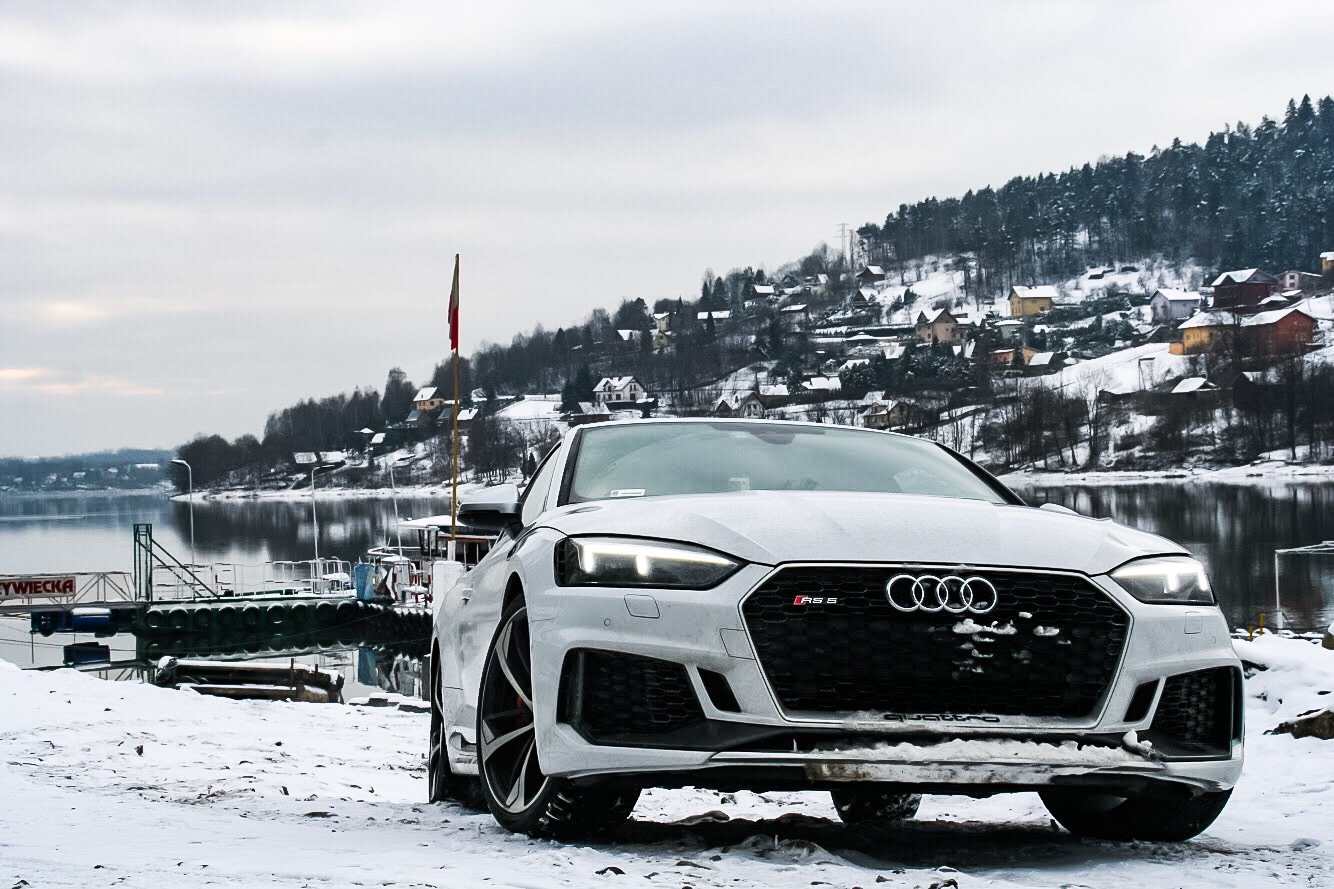 Auto na tle zaśnieżonego krajobrazu