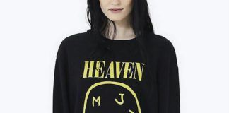Dziewczyna w czarnej bluzie z logotypem Nirvany