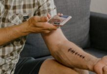 Tatuaż dźwiękowy z falą dźwiękową do odłuchiwania za pomocą aplikacji na smartfoni
