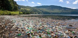 Plaża wypełniona plastikowymi śmieciami