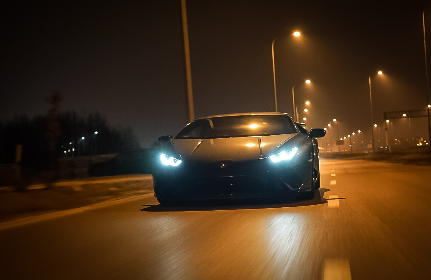 Lamborghini jadące po trasie szybkiego ruchu