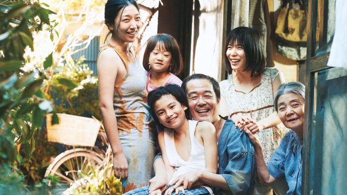 Japońska rodzina uśmiecha się na zdjęciu i przytula się