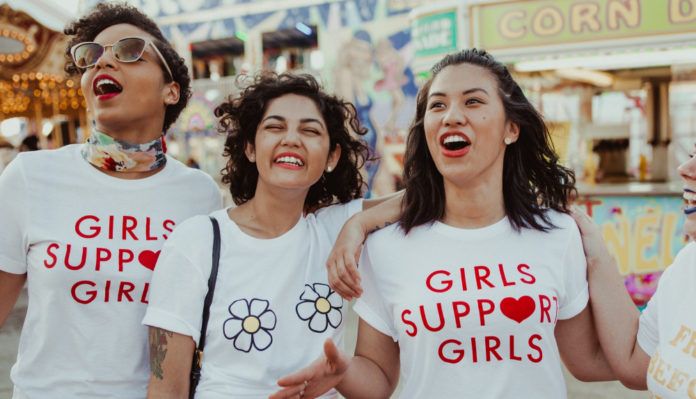 Trzy dziewczyny w koszulkach Girls support girls