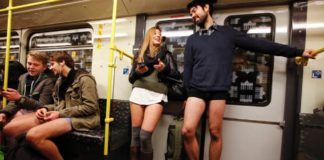 Kilka osób w metrze bez spodni