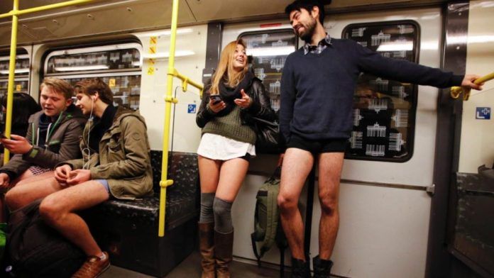 Kilka osób w metrze bez spodni