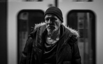 Czarno-białe zdjęcie mężczyzny w metrze