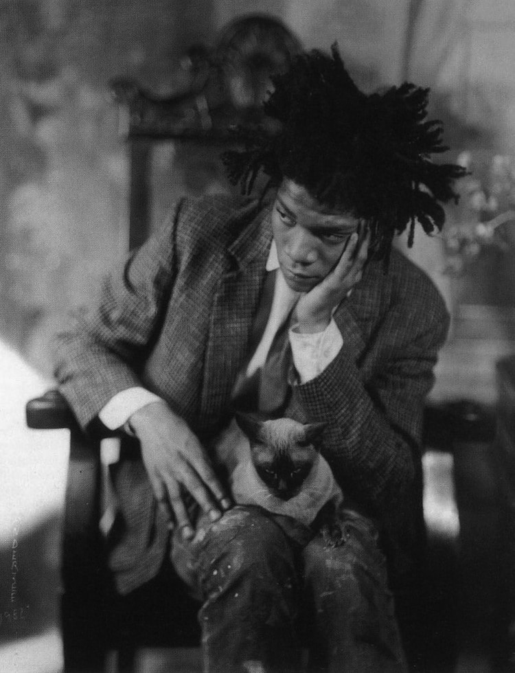 Jean Michel Basquiat Kultowi artyści ze swoimi kotami. Wyjątkowa seria zdjęć z Warholem, Kahlo i Picasso