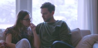 Para siedząca na kanapie oglądająca filmy i seriale o seksie na Netflixie