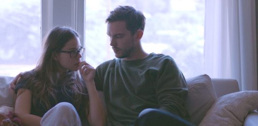 Para siedząca na kanapie oglądająca filmy i seriale o seksie na Netflixie
