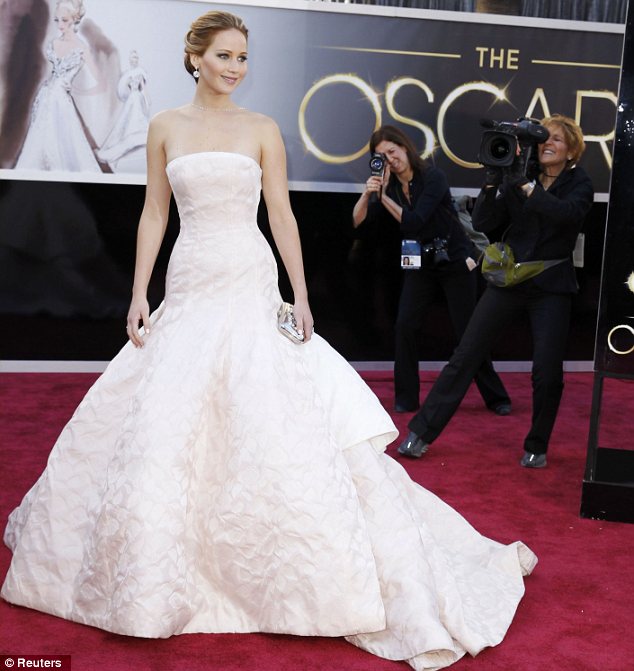 Dziewczyna w jasno różowej sukni na Oscarach