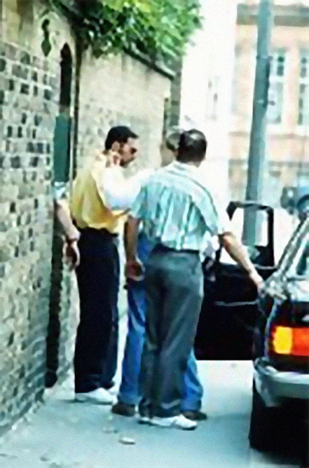 Zdjęcie Freddiego Mercurego tuż przed śmiercią w żółtej koszuli wsiadającego do samochodu