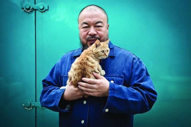 Ai Weiwei Kultowi artyści ze swoimi kotami. Wyjątkowa seria zdjęć z Warholem, Kahlo i Picasso