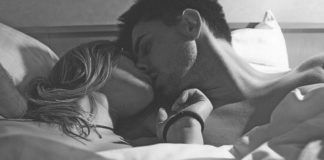 Czarno-białe zdjęcie pary całującej się w łóżku