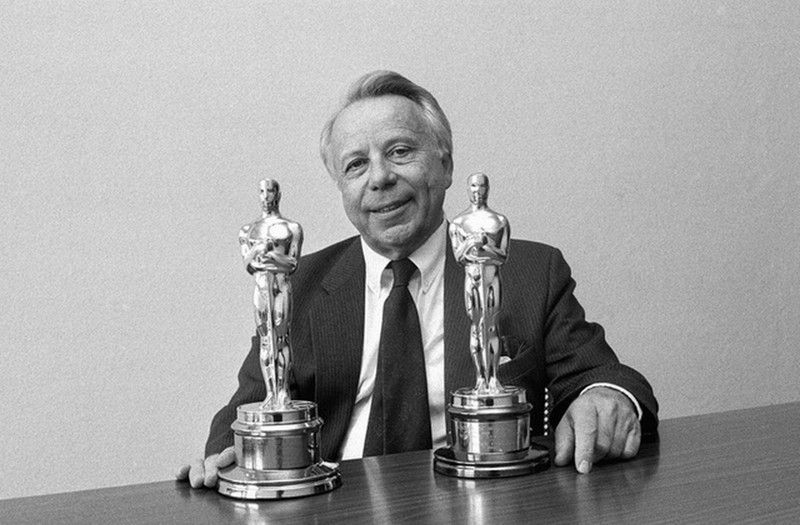 Mężczyzna z dwoma statuetkami Oscara