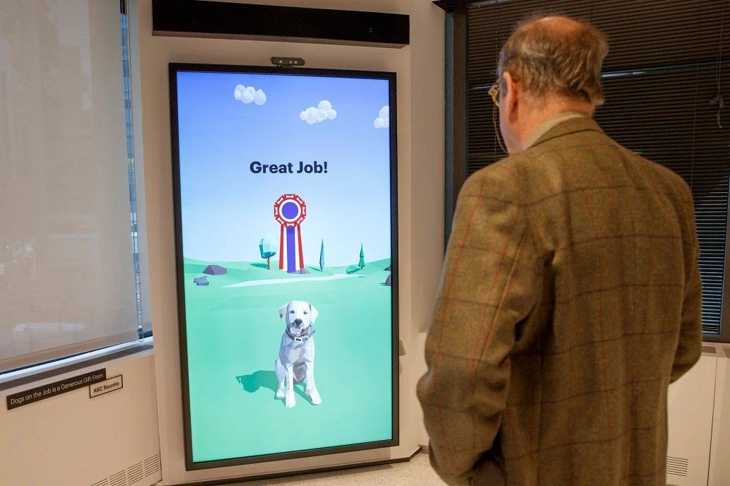 Mężczyzna stojący przy interaktywnym kiosku