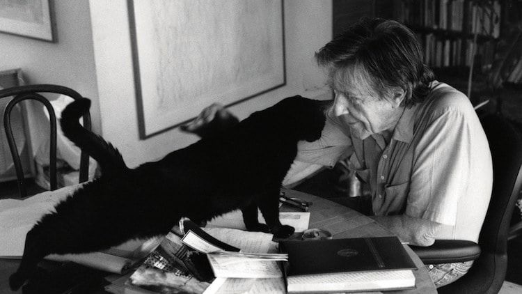 John Cage Kultowi artyści ze swoimi kotami. Wyjątkowa seria zdjęć z Warholem, Kahlo i Picasso