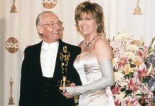 Męzczyzna i kobieta w wieczorowych strojach trzymający Oscara