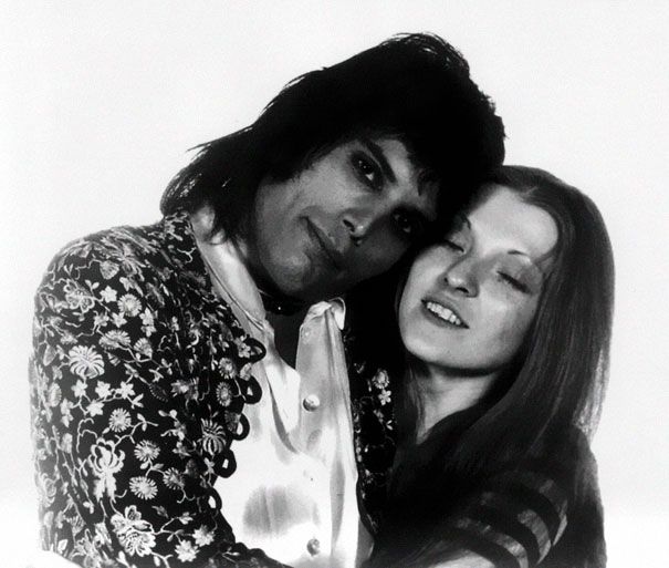 Czarno-białe zdjęcie przytulającej się kobiety i mężczyzny