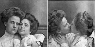 Czarno-białe zdjęcie dwóch całujących się kobiet