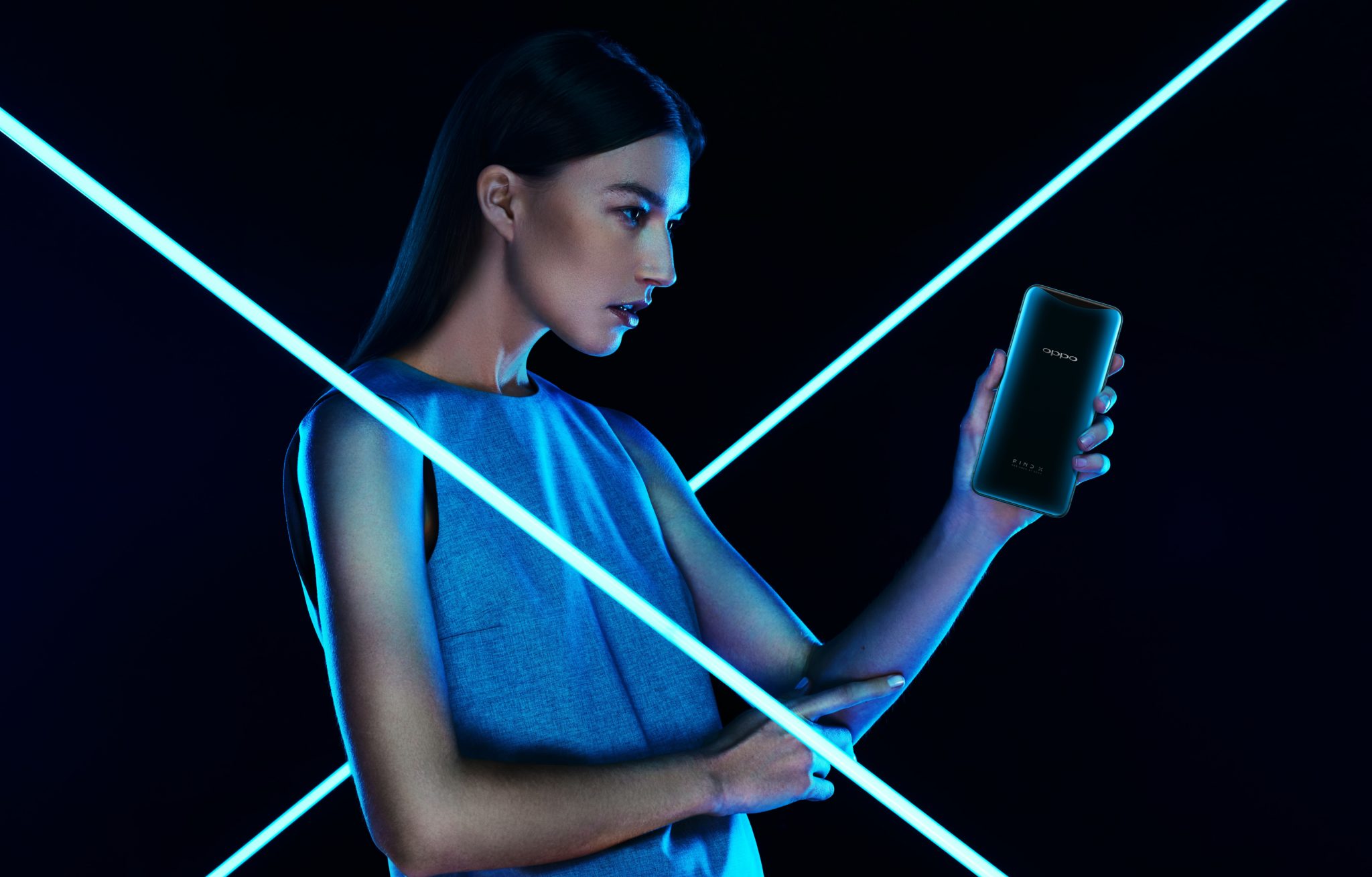 Dziewczyna trzymająca w dłoni telefon na ciemnym tle
