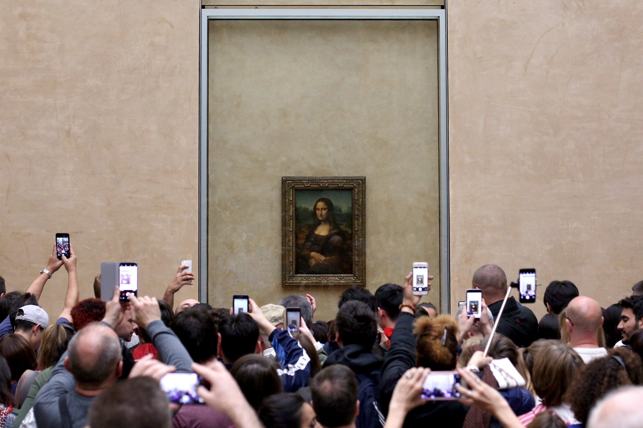 Ludzie fotografujący obraz Leonarda da Vinci Mona Liza