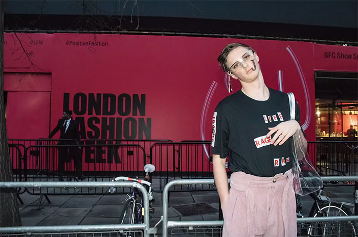 fake model tricks fashion week photographers london 5c8b60c9ea344 700 Chłopak postanowił założyć najbardziej idiotyczny strój na London Fashion Week. Został uznany za celebrytę