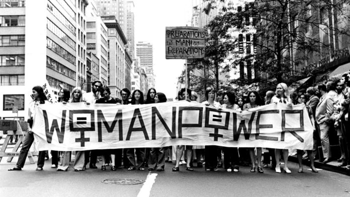 Czarno-białe zdjęcie protestujących kobiet