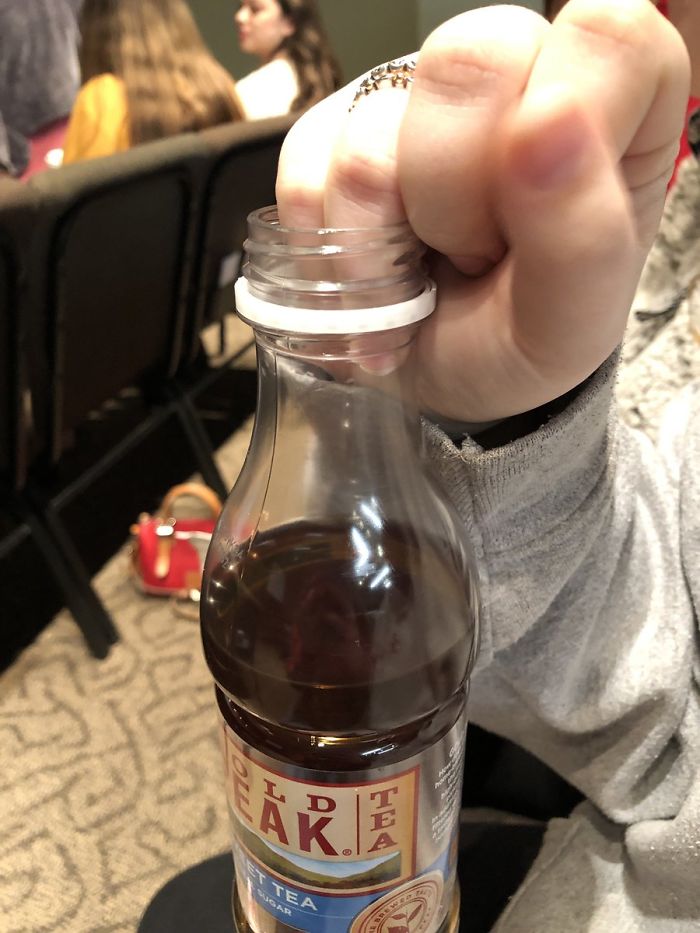 Dwa palce włożone w butelkę