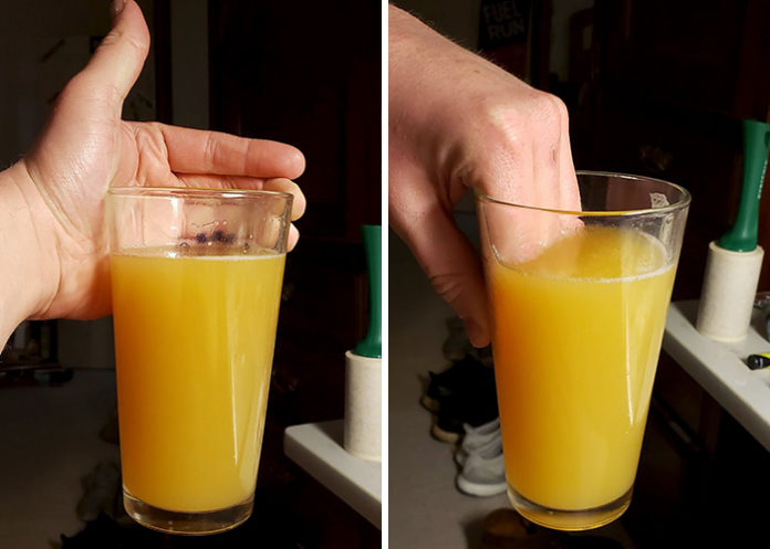 Dwa zdjęcia przedstawiające jak nie trzymać szklanki
